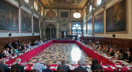 Komisja Wenecka: promocja dobrych standardów czy demokratyczna urawniłowka?