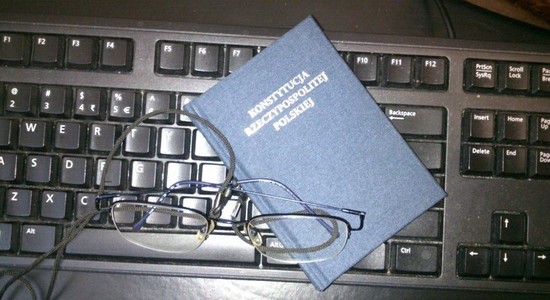 Egzemplarz konstytucji RP dla Mateusza Morawieckiego