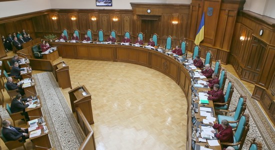 Ukraina: Sąd Konstytucyjny Ukrainy zapewnia, apeluje i odracza