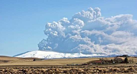 ETS: wybuch wulkanu nie zwalnia przewoźnika lotniczego z obowiązków wobec pasażerów